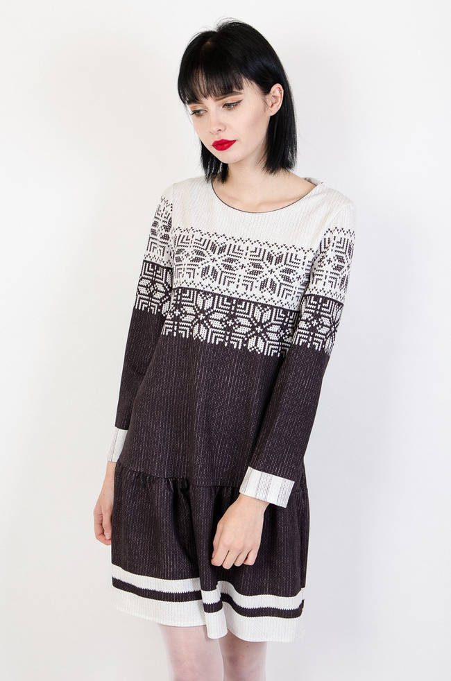 Biało czarna sukienka z motywem świątecznym 