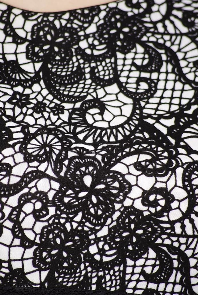 Biała sukienka z motywem kwiatowym, wykończona koronką