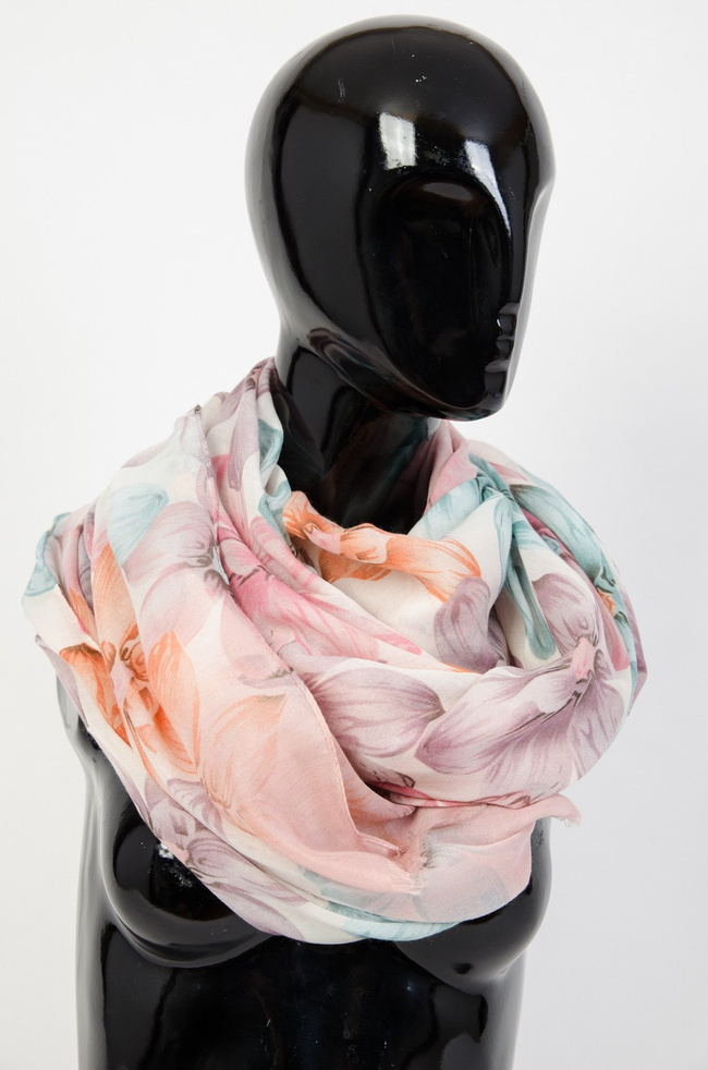 Różowy szal w kwiaty 