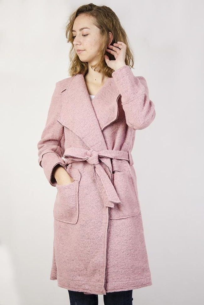 Jasnoróżowy płaszcz z kieszeniami, wiązany w pasie