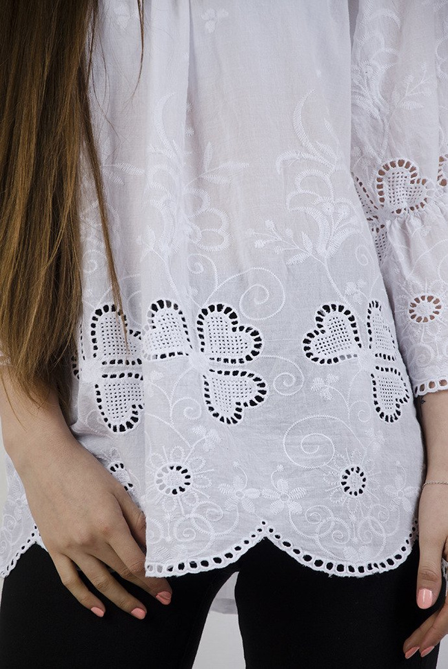 Biała bluzka z rozszerzanymi rękawami