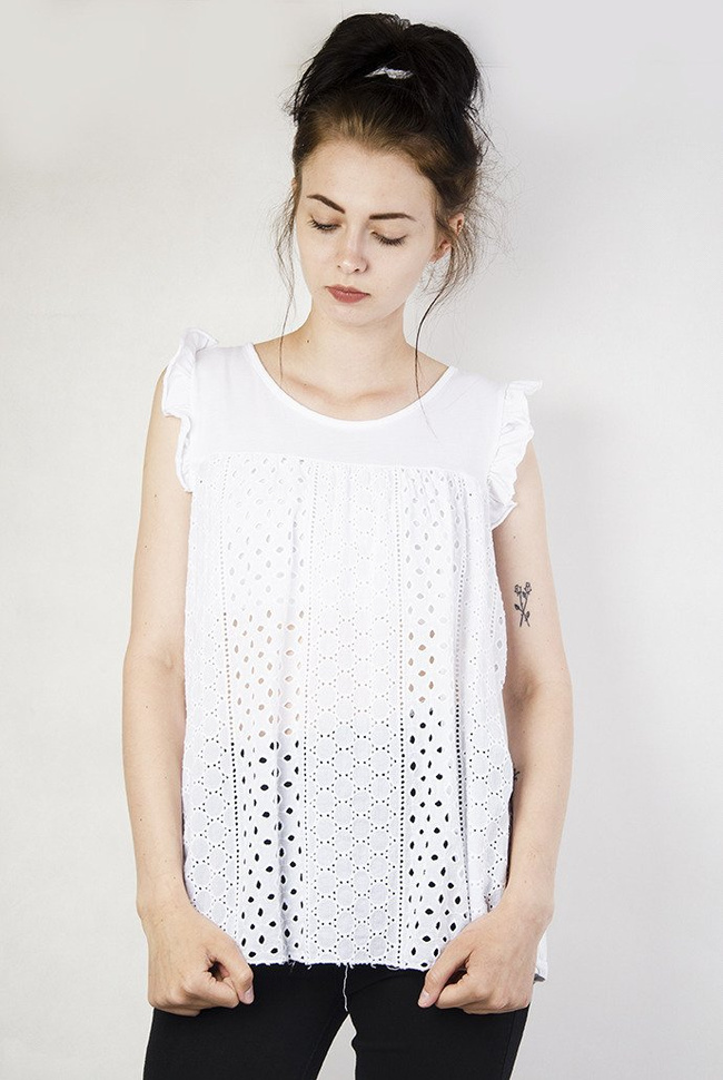 Biała bluzka z efektownymi dziurkowaniami