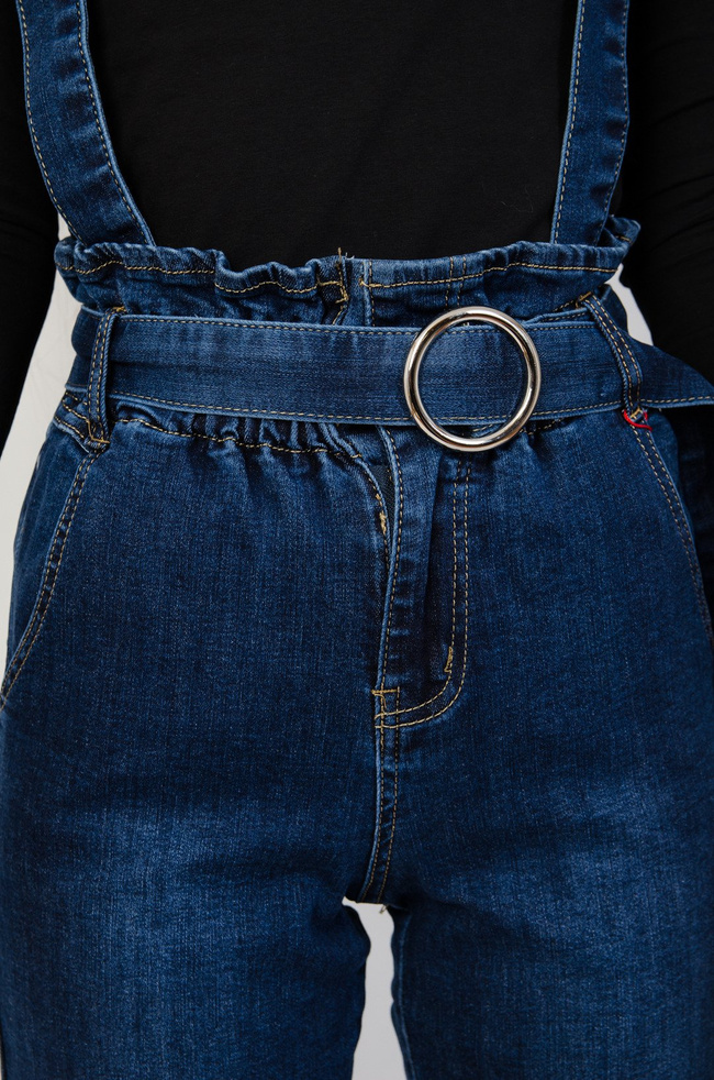 Ciemne spodnie jeansowe typu ogrodniczki z paskiem