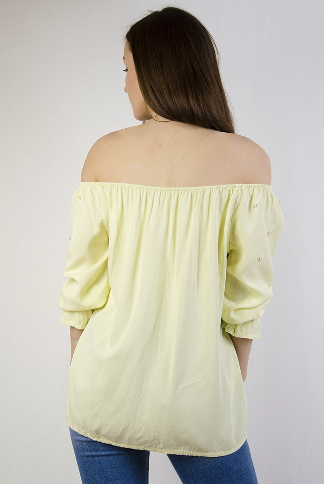 Żółta bluzka z hiszpańskim dekoltem i koralikami