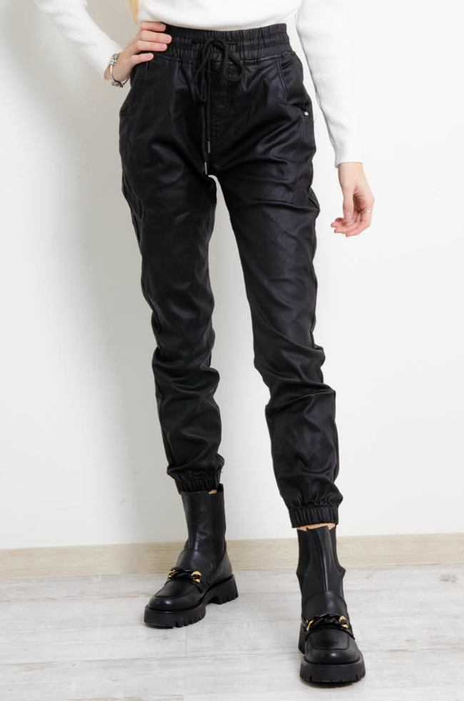 CZARNE JOGGERY Z IMITACJI SKÓRY Z GUMĄ W PASIE