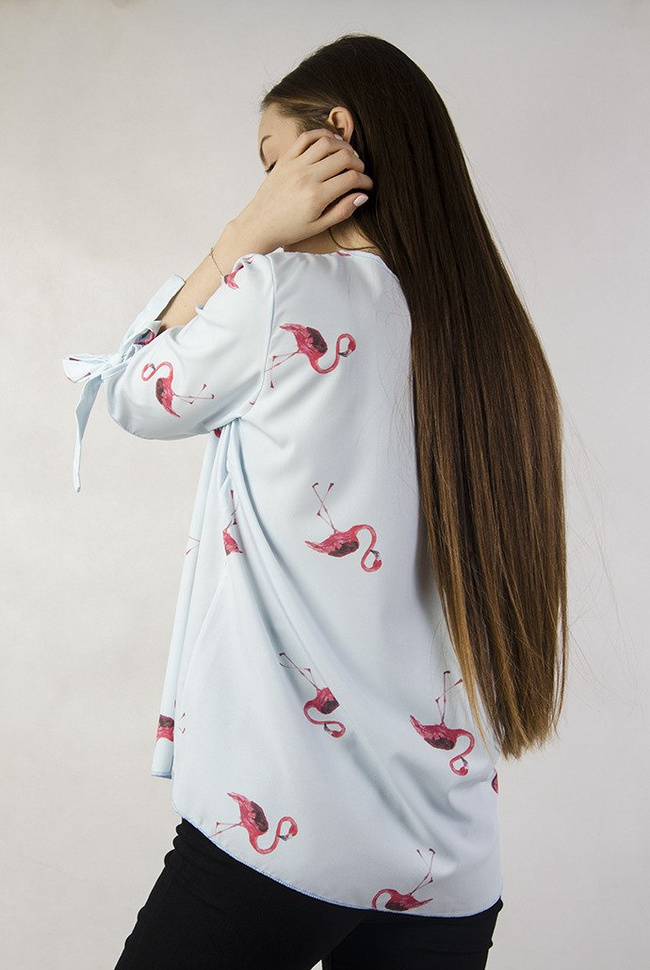 Zwiewna niebieska bluzka w flamingi