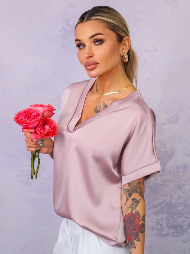BLUZKA SATYNOWA Z DEKOLTEM W SEREK- RÓŻOWA