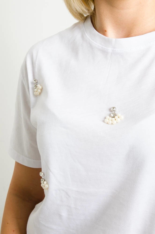 BIAŁY T-SHIRT Z KORALIKAMI 