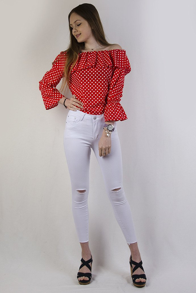 Czerwona bluzka z hiszpańskim dekoltem w grochy