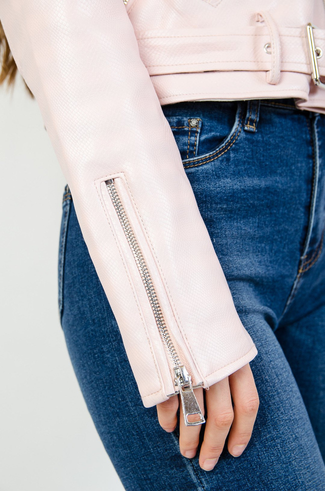 Różowa kurtka ramoneska z zamkami przy rękawach