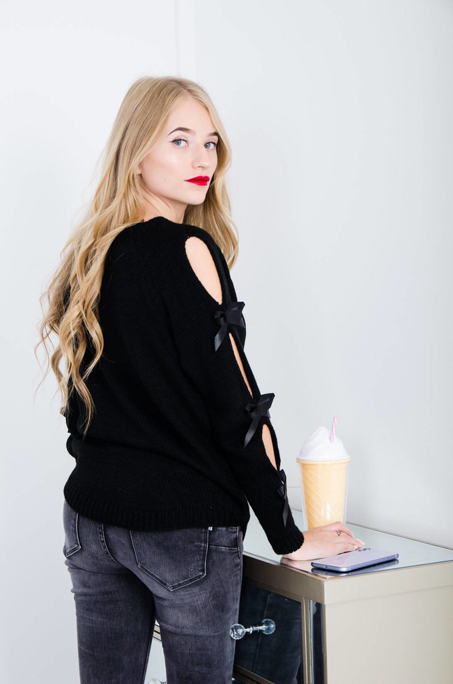 CZARNY AKRYLOWY SWETER Z WSTĄŻKAMI NA RĘKAWACH