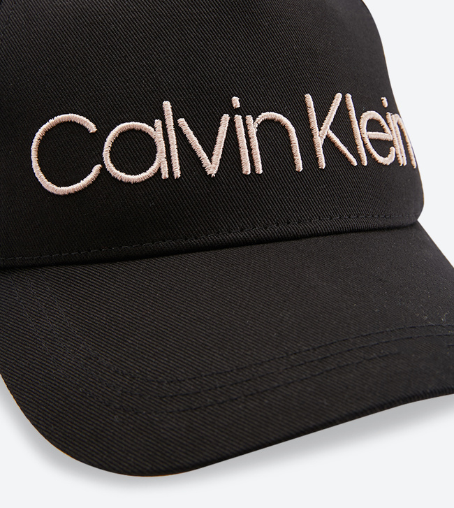 CZAPKA Z DASZKIEM CALVIN KLEIN CKJ64