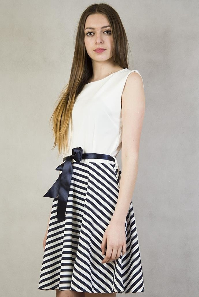 Biała sukienka z granatowymi paskami na dole