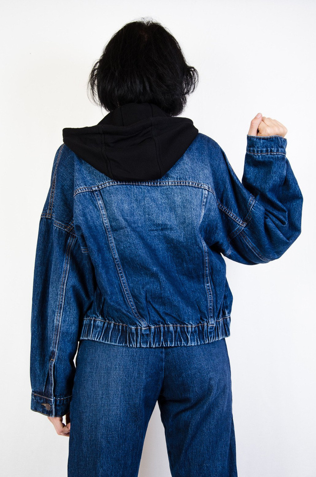 Ciemna kurtka jeansowa z kapturem oraz ściągaczem na dole