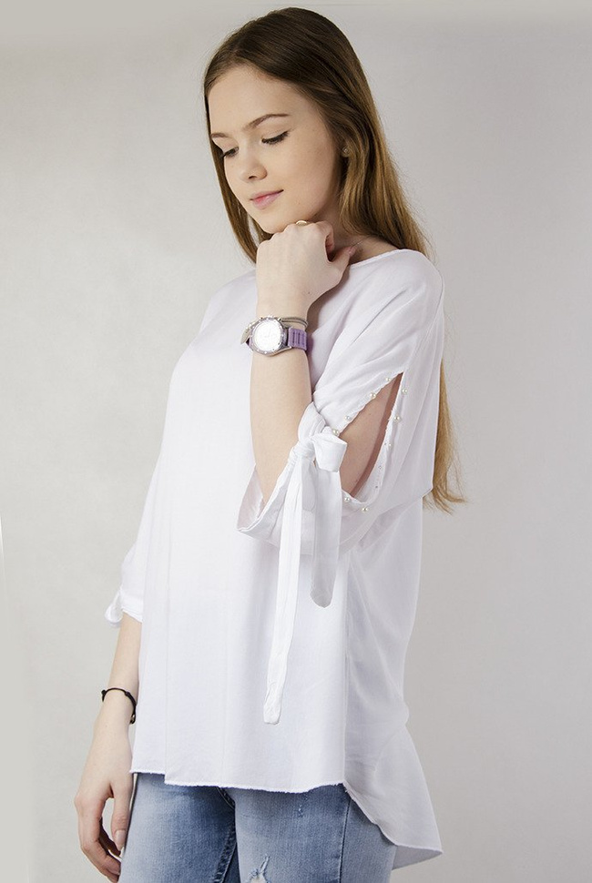 Biała asymetryczna bluzka z wiązaniem przy rękawie oraz perełkami