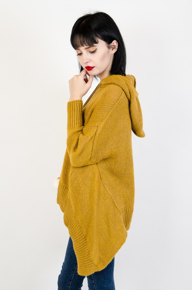 Musztardowy sweter z dłuższymi bokami oraz kapturem