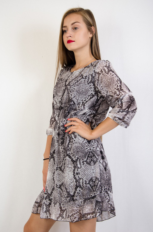 Wężowa sukienka z falbanką na dole