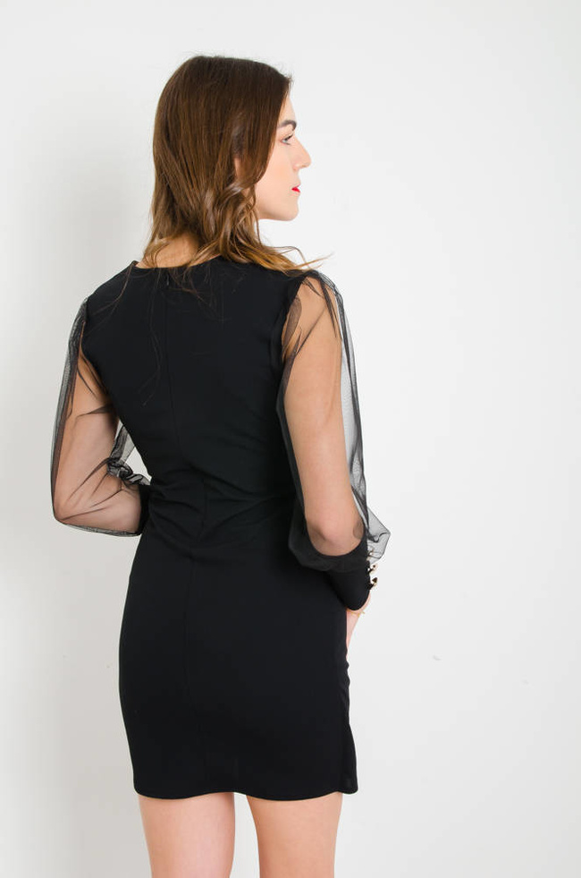 CZARNA KOPERTOWA SUKIENKA Z TIULOWYMI RĘKAWAMI