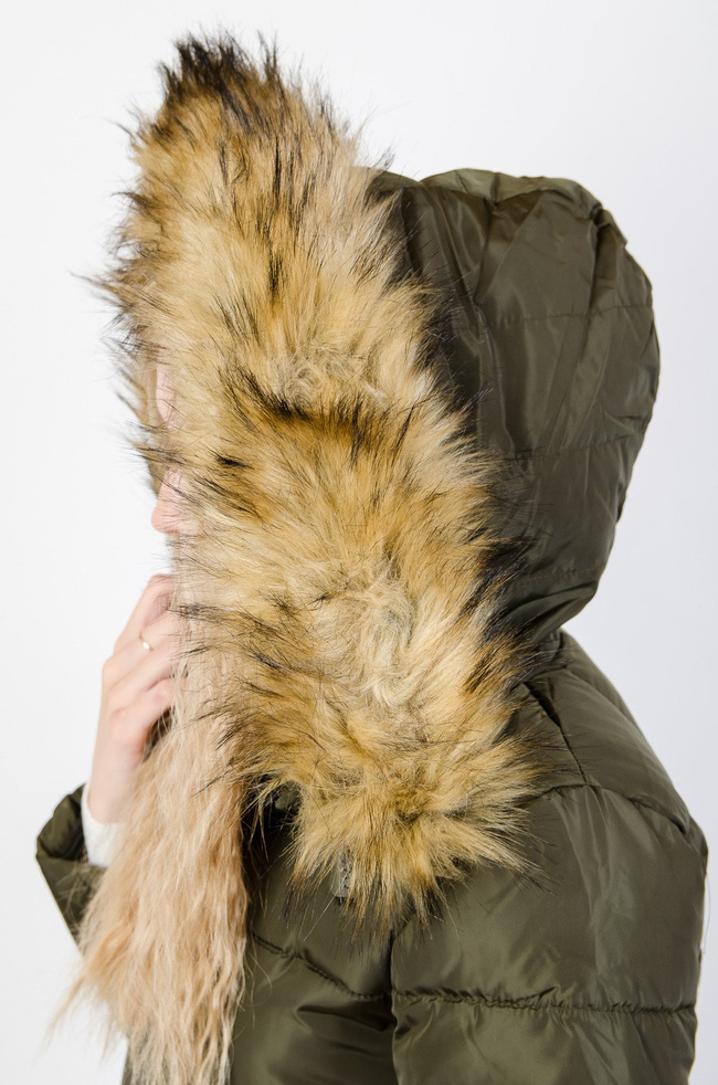 Zielona kurtka pikowana z rozcięciami po bokach