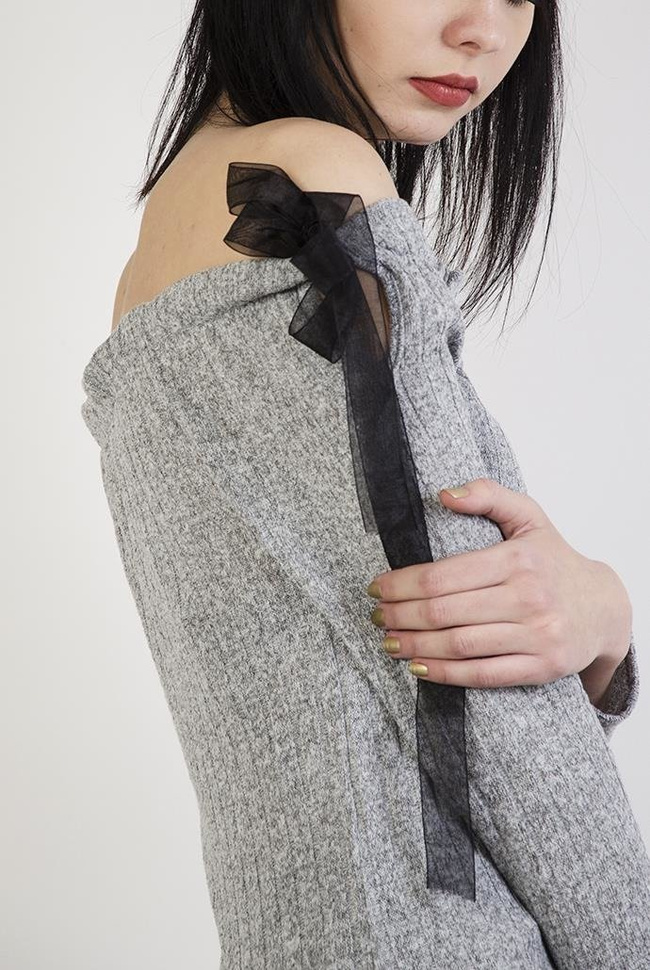 Szara prążkowana bluzka z odkrytymi ramionami wiązana czarną wstążką