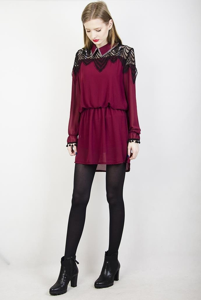 Bordowa szyfonowa sukienka ze zdobieniem i kołnierzykiem