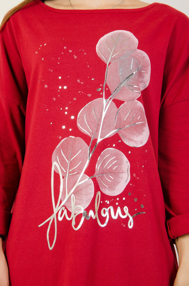 Czerwona sukienka z kieszeniami oraz kwiatem z przodu