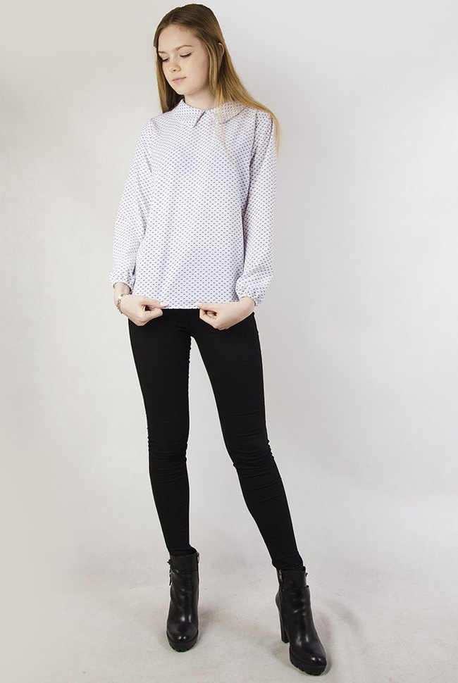 Biała bluzka koszulowa z kołnierzykiem, cała w czarne wzorki 