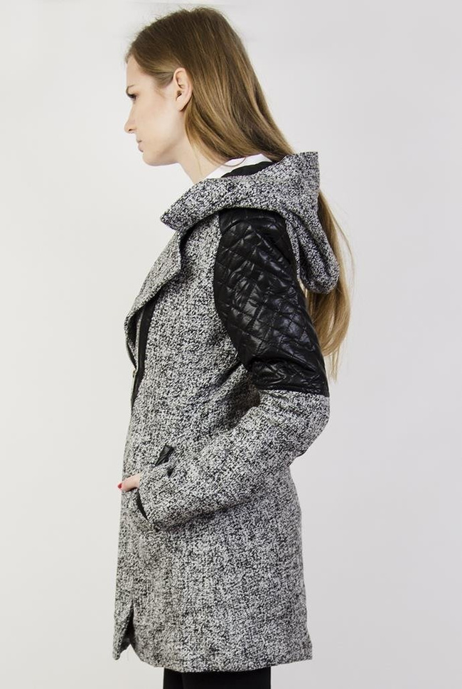 Jasnoszary płaszcz z kapturem i czarnymi wstawkami