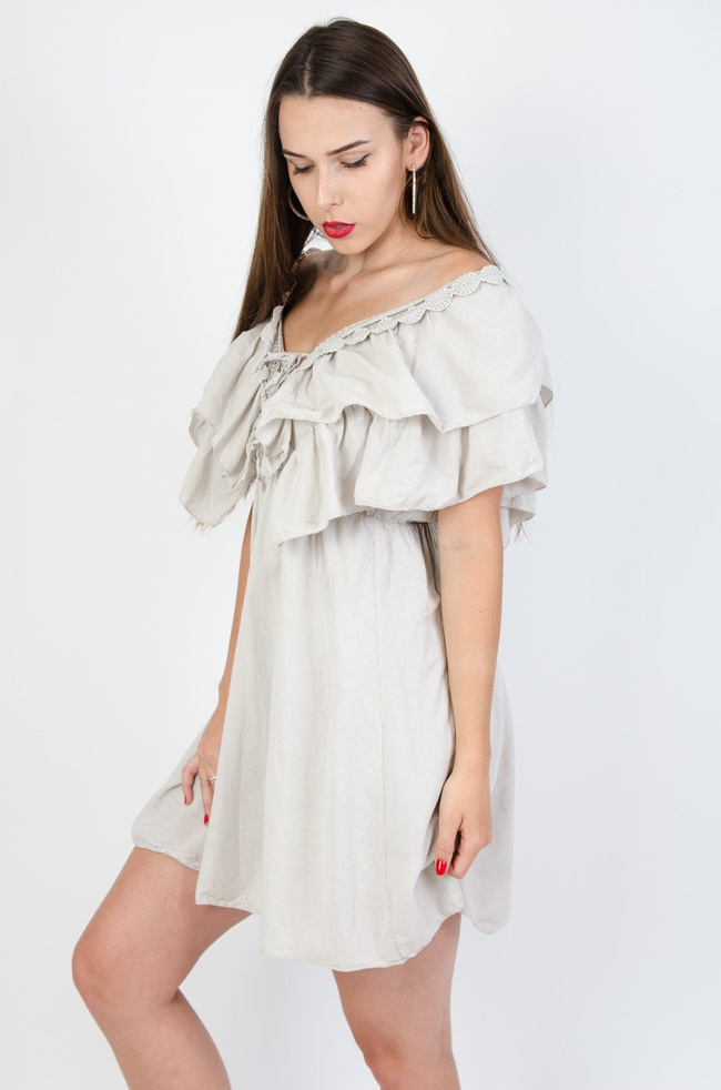 Beżowa sukienka z dekoltem w serek i wycięciem na plecach