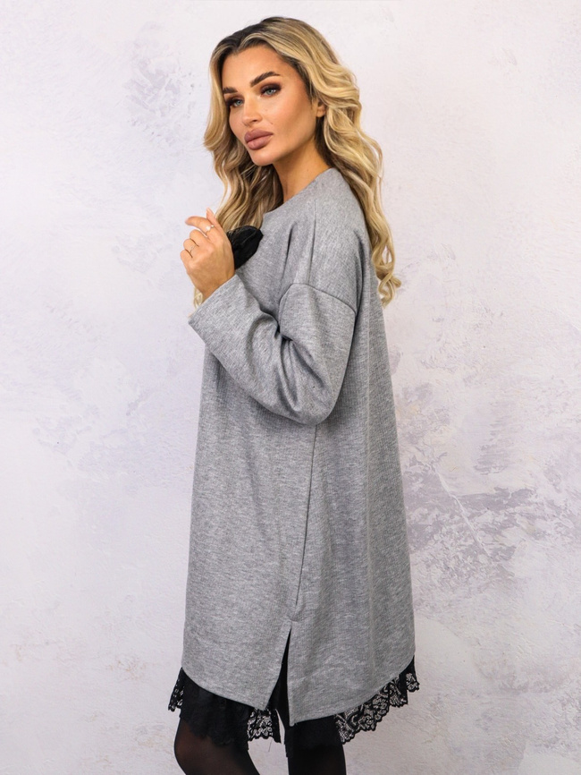 DZIANINOWA PRĄŻKOWANA SUKIENKA Z OZDOBNYM KWIATEM I KORONKĄ- SZARA