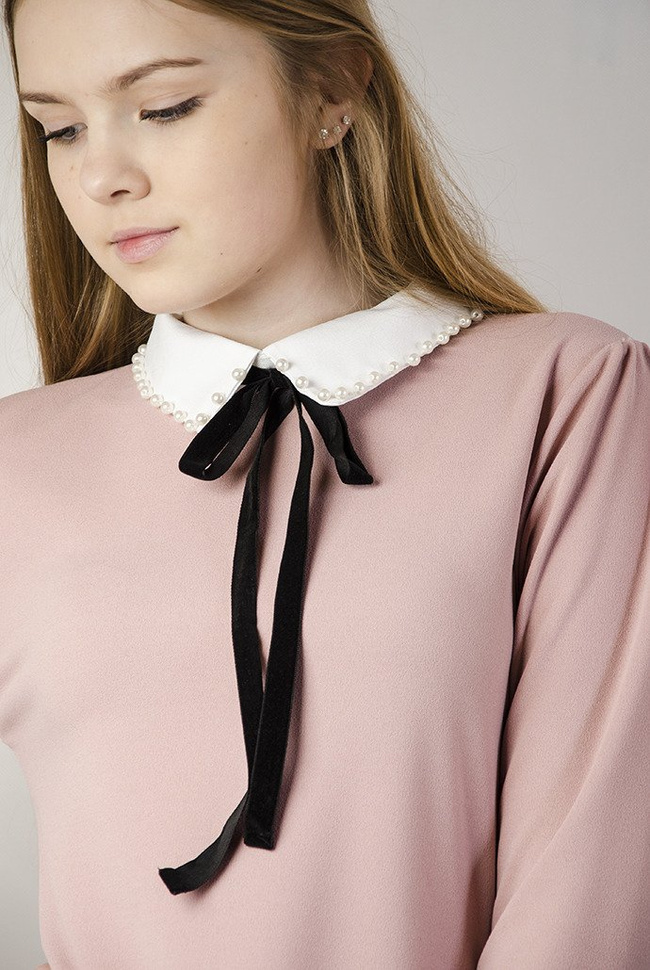 Różowa  rozkloszowana sukienka z białym kołnierzykiem