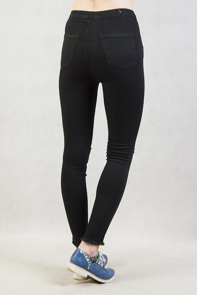 Czarne spodnie z wysokim stanem z dziurami na kolanach