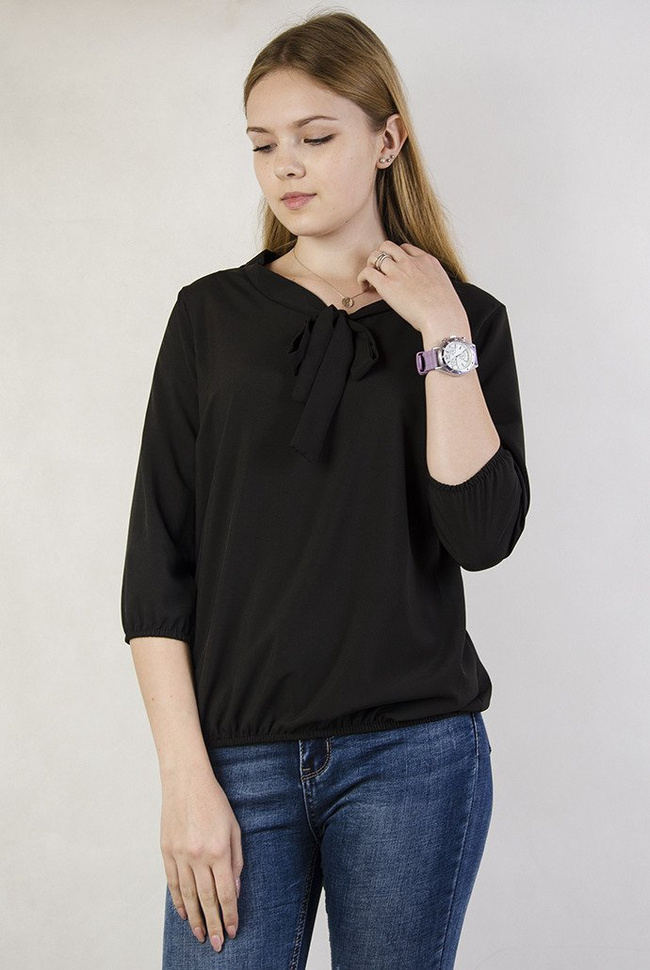 Czarna bluzka z wiązaniem przy dekolcie