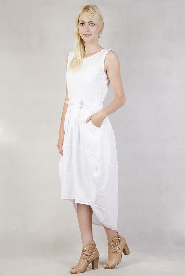 Biała sukienka wiązana w pasie z przedłużanym tyłem