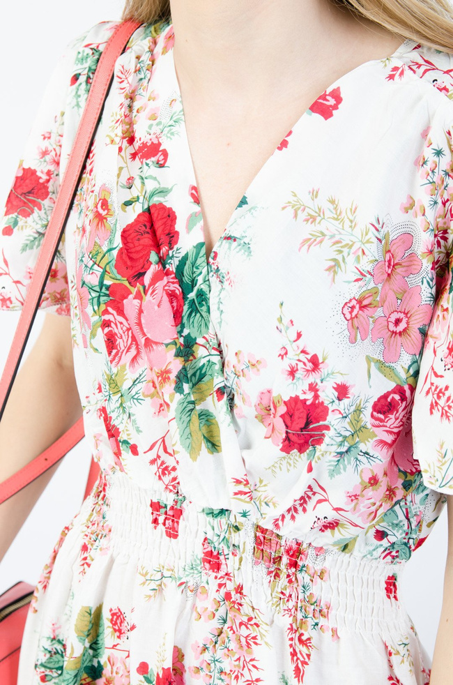 Biała długa sukienka w kwiaty z gumą w pasie