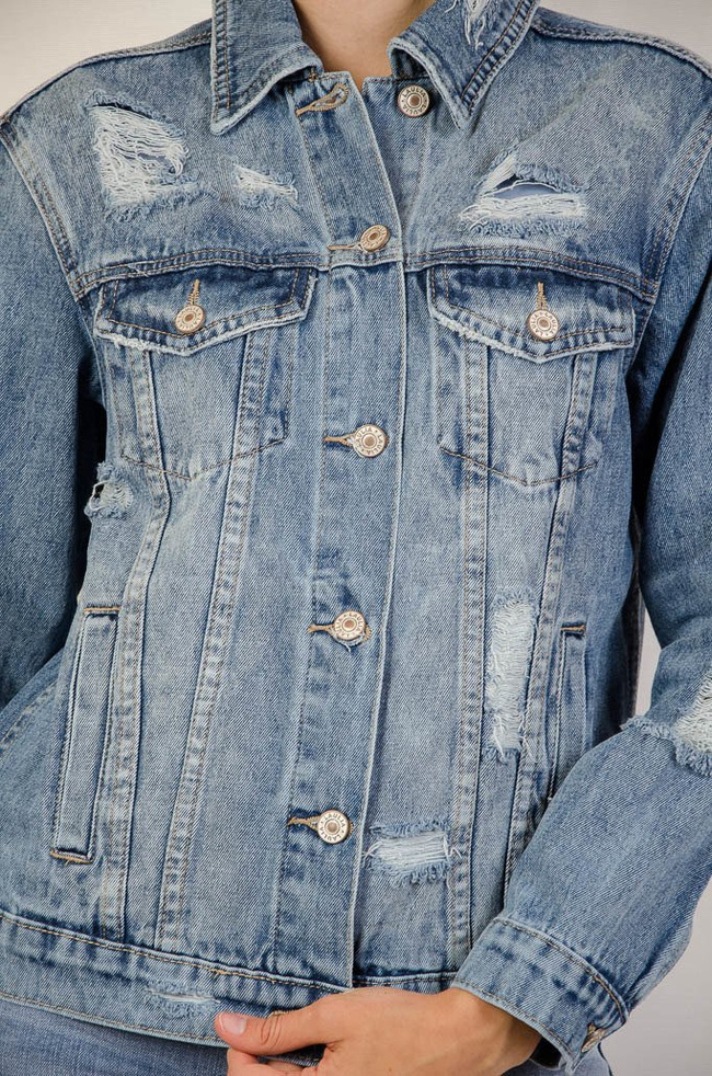 Kurtka jeansowa zapinana na guziki, z przetarciami