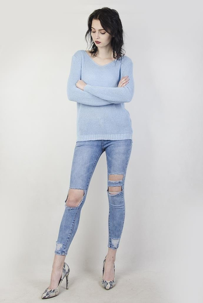 Jasnoniebieski sweterek z wycięciami z tyłu