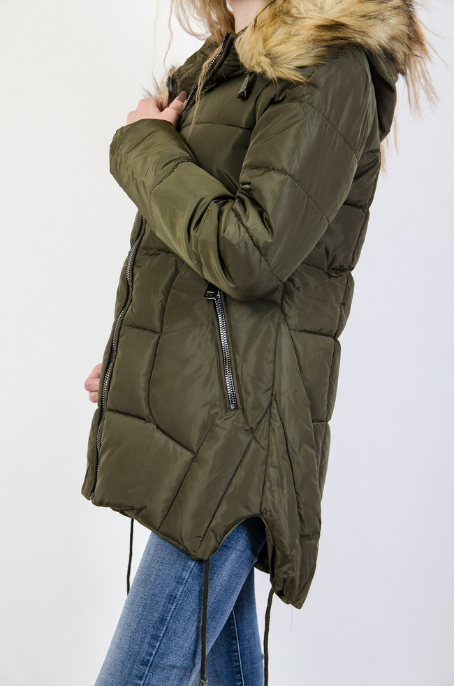 Zielona kurtka pikowana z rozcięciami po bokach