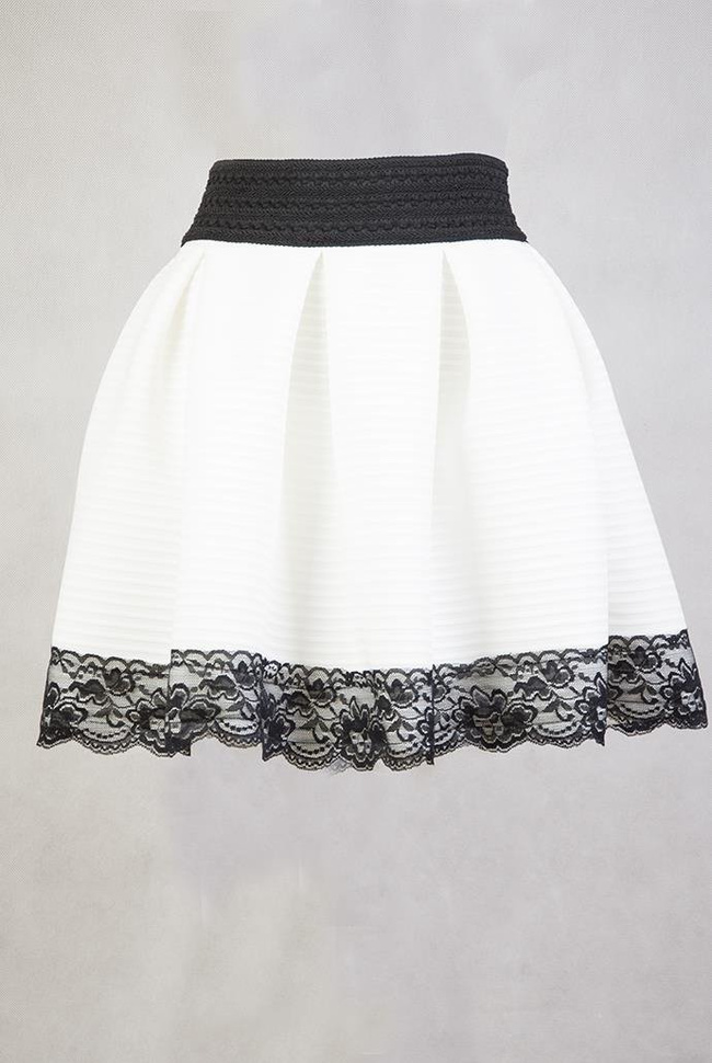 Biała spódnica bombka