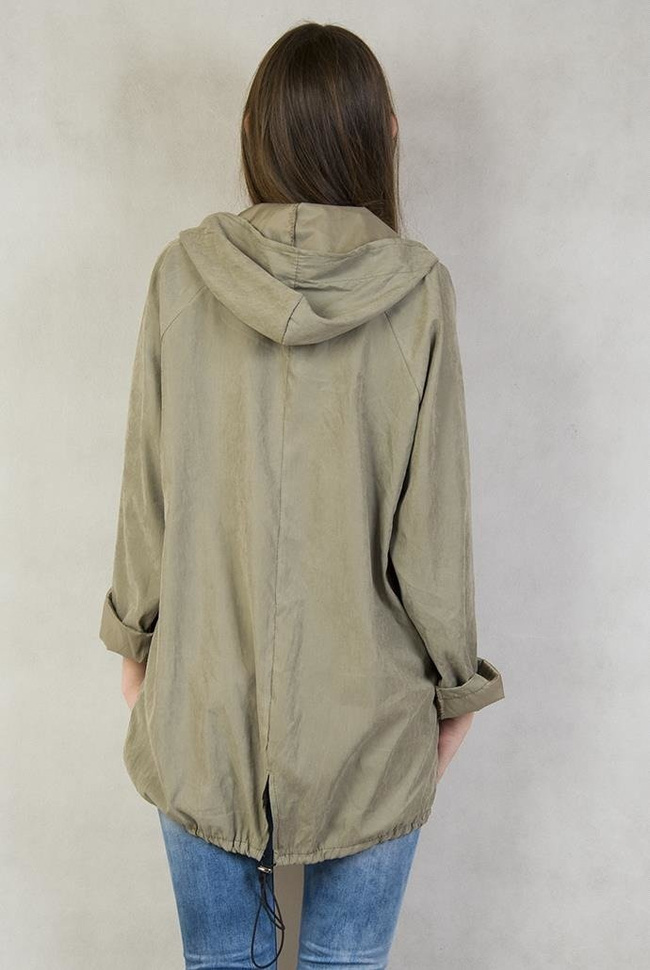 Zielona narzutka zapinana na guziki