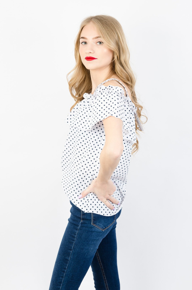 Biała bluzka w groszki z hiszpańskim dekoltem