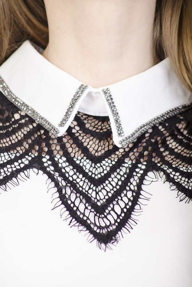 Biała koszula z czarnym, ażurowym zdobieniem