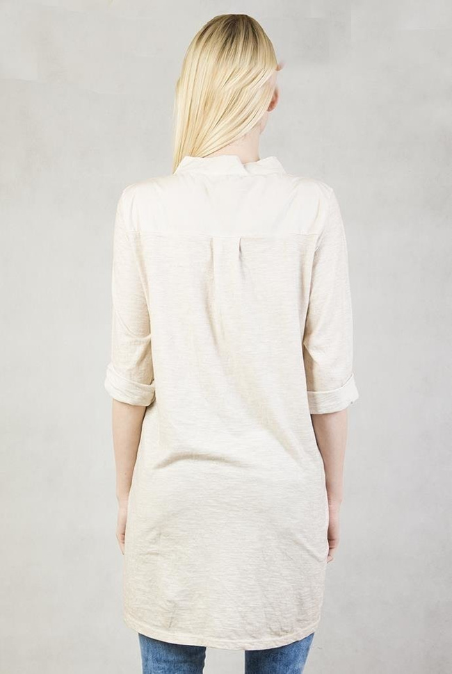 Beżowa, asymetryczna bluzka zapinana na guziki