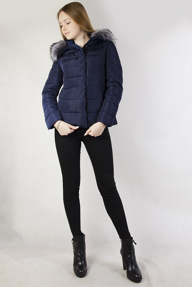 Krótka pikowana granatowa kurtka z futerkiem przy kapturze