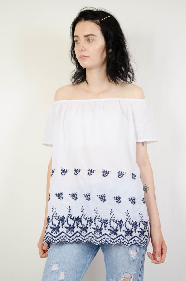 Biała bluzka hiszpanka z haftowaniem