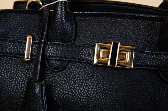 Mała czarna torebka typu kuferek 