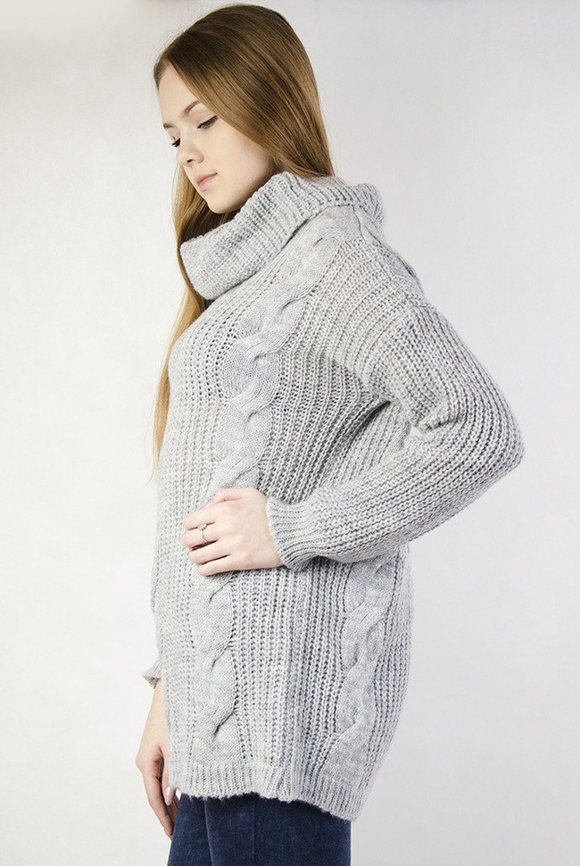 Szary sweter z trzema warkoczami z przodu