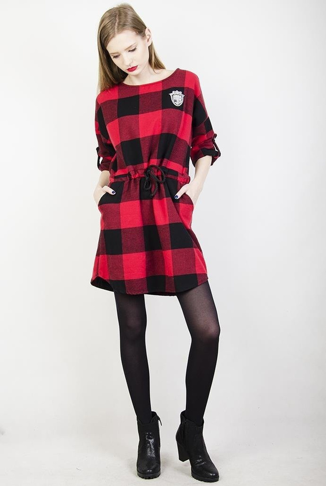 Sukienka w czerwono-czarną kratę, z naszywką