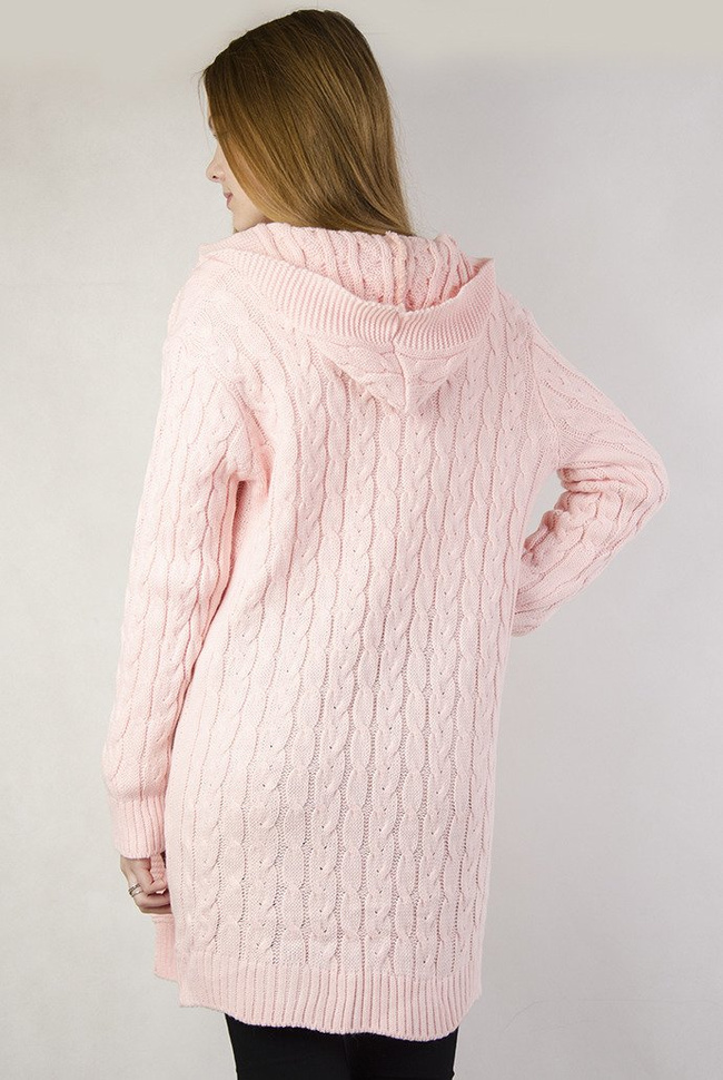 Różowa narzuta sweterkowa, ze splotem warkoczem