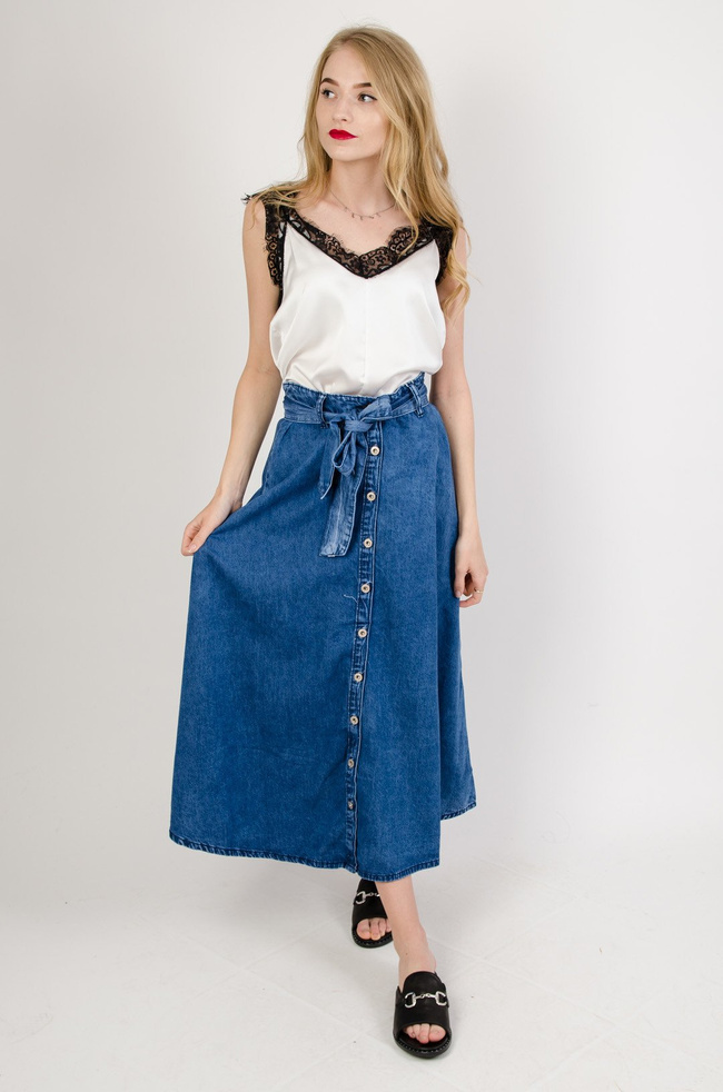 Długa rozszerzana spódnica z guzikami